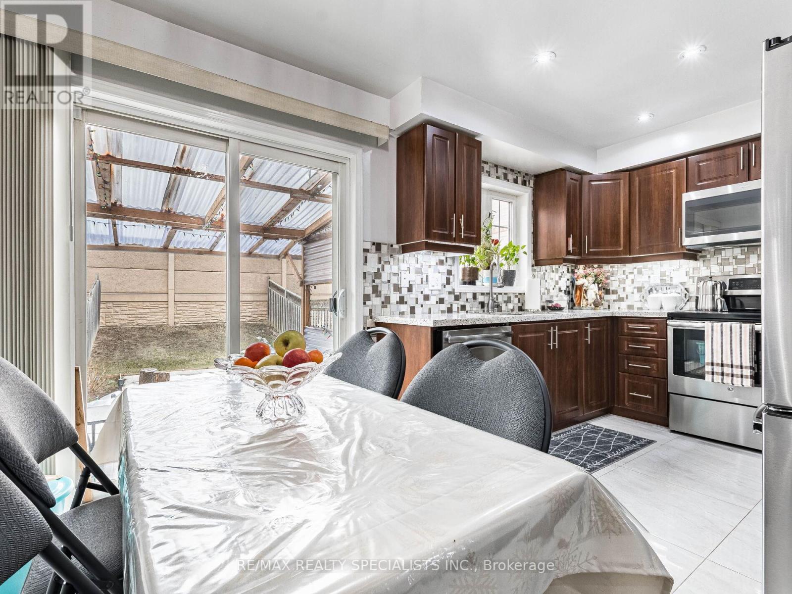 73 Zia Dodda Crescent, Brampton, Ontario L6P 1J6 - Photo 12 - W12997836