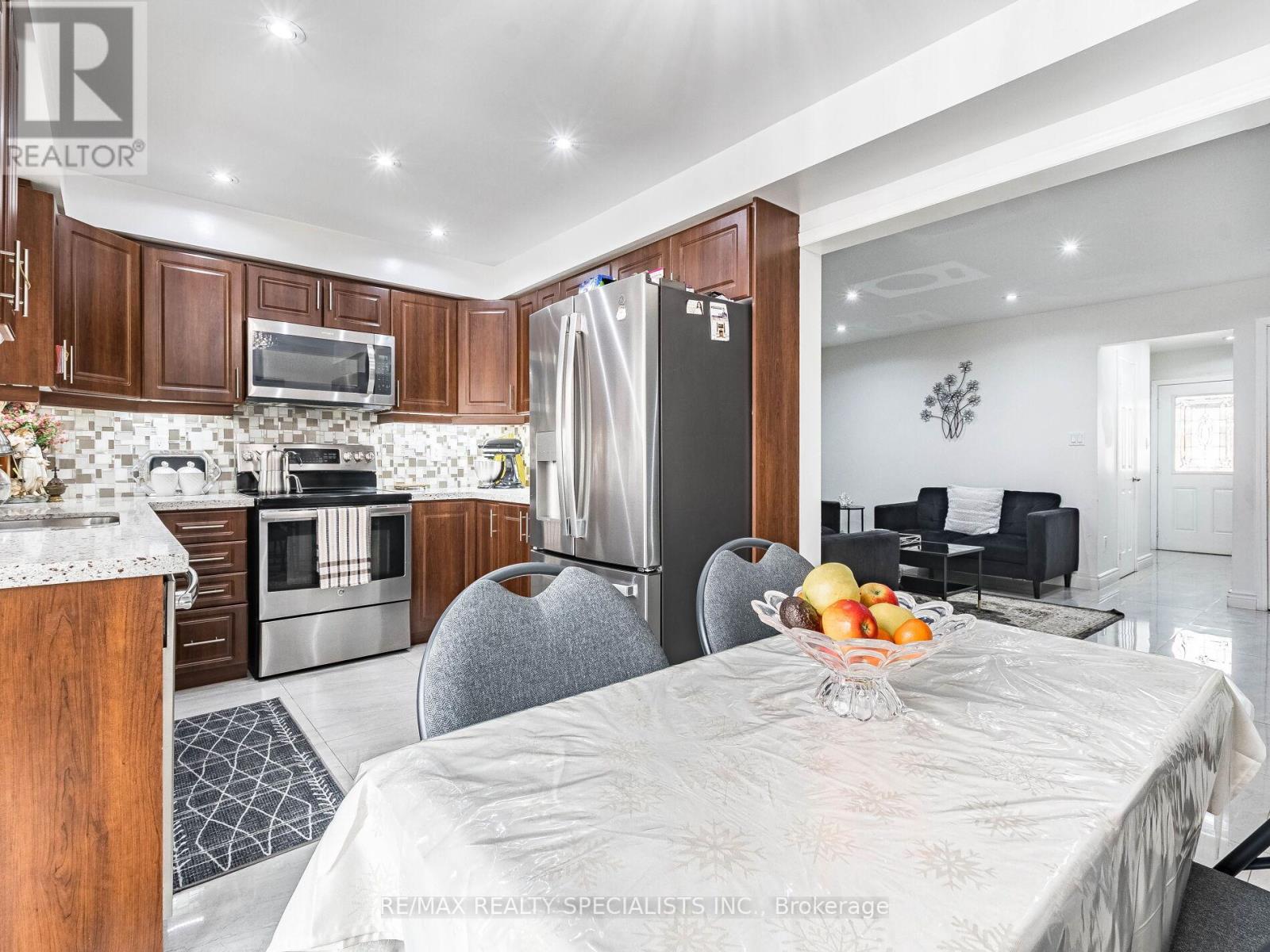 73 Zia Dodda Crescent, Brampton, Ontario L6P 1J6 - Photo 13 - W12997836
