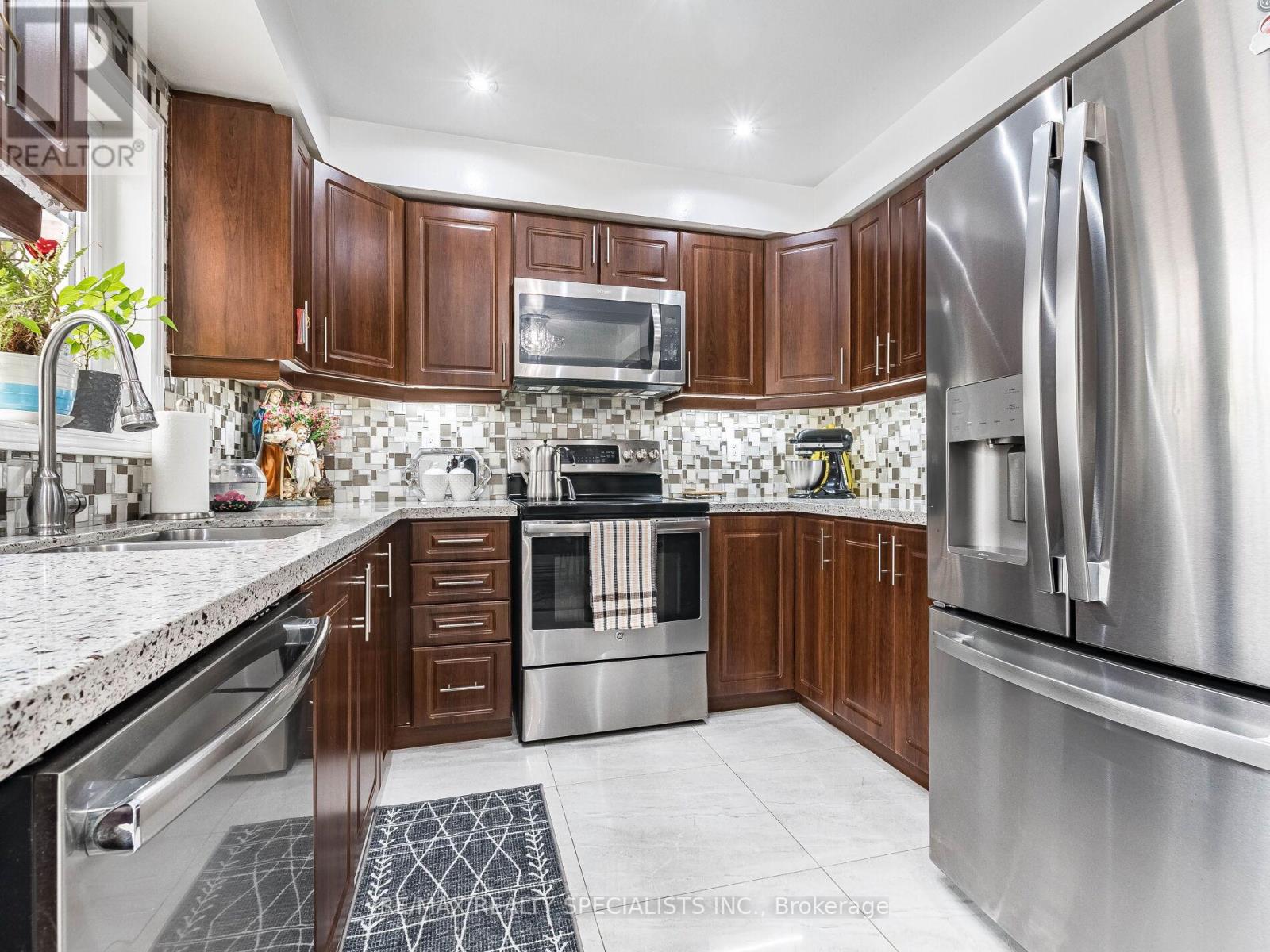 73 Zia Dodda Crescent, Brampton, Ontario L6P 1J6 - Photo 14 - W12997836