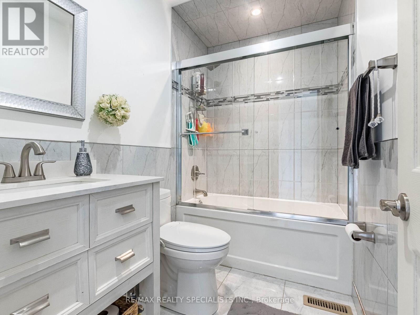 73 Zia Dodda Crescent, Brampton, Ontario L6P 1J6 - Photo 22 - W12997836