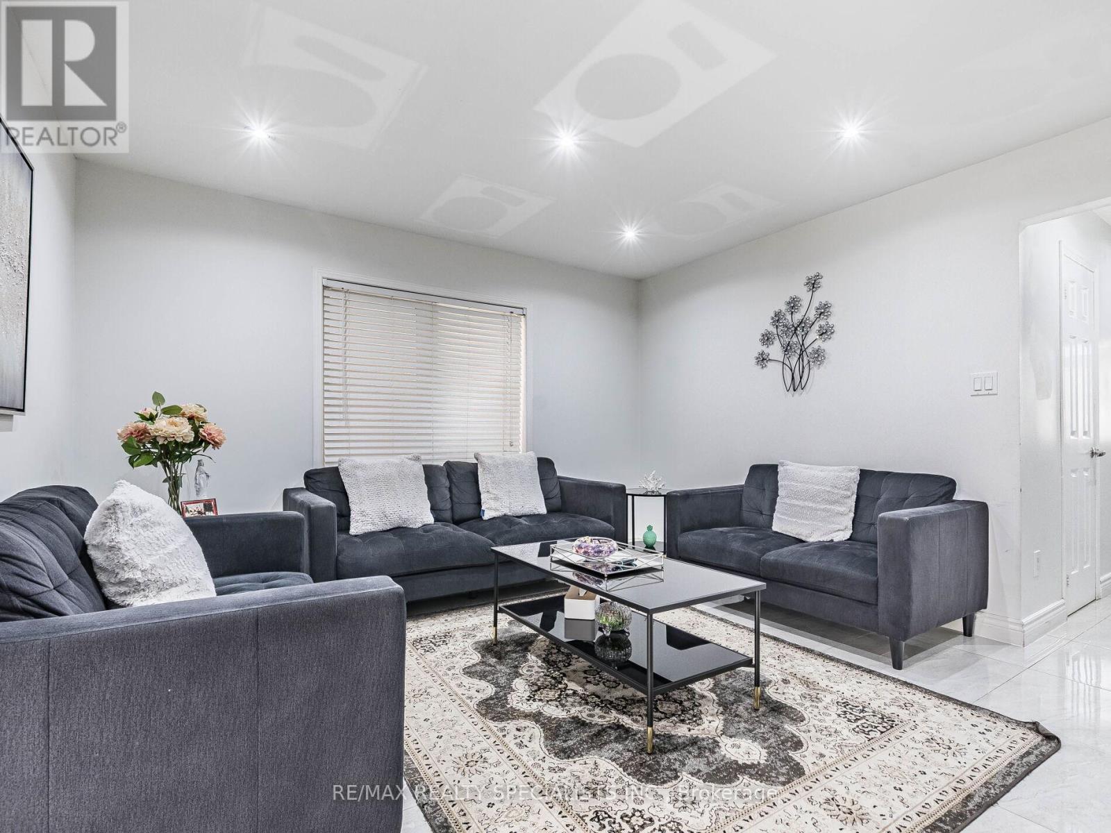 73 Zia Dodda Crescent, Brampton, Ontario L6P 1J6 - Photo 8 - W12997836