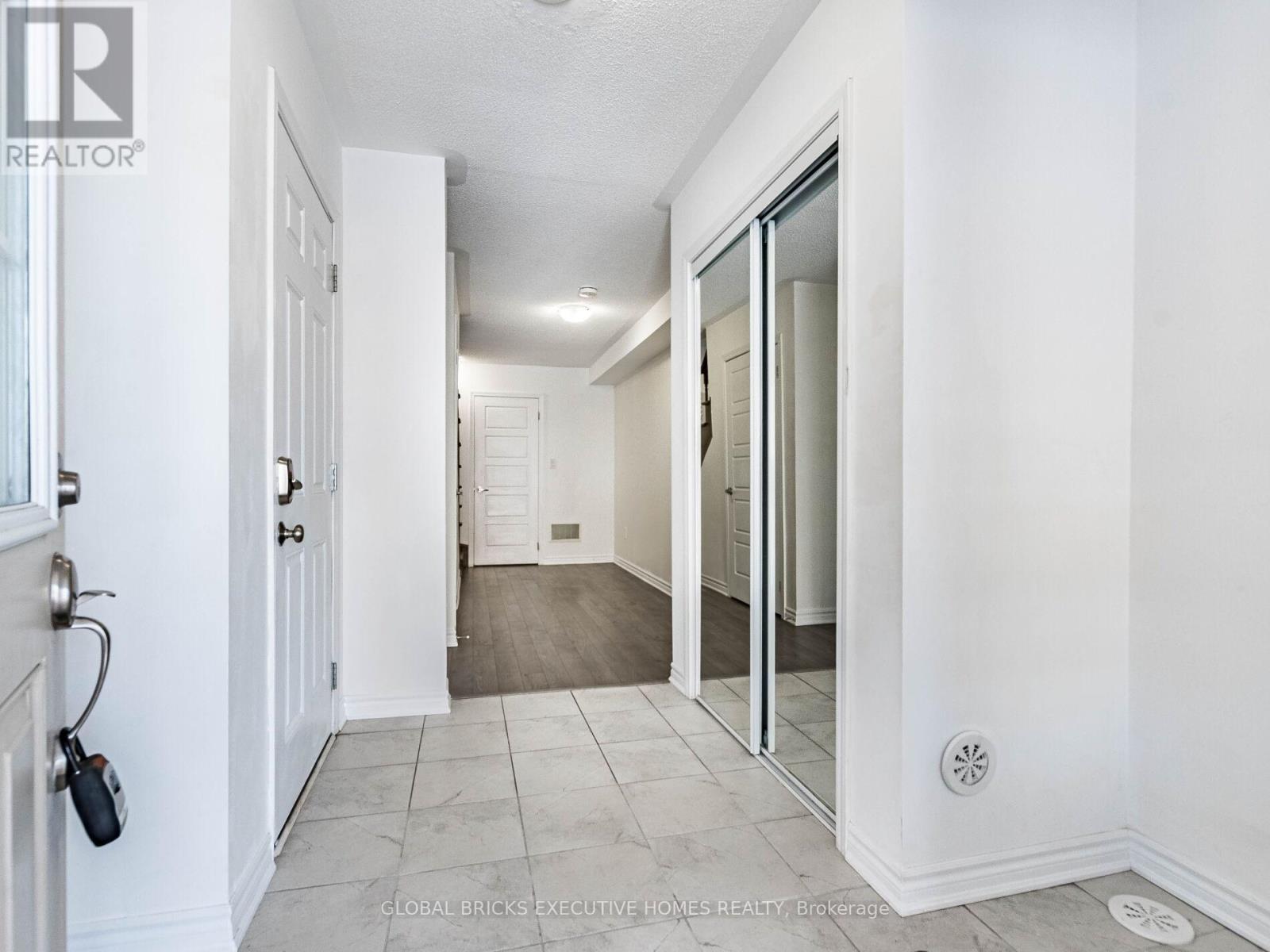 108 Frost Court, Milton, Ontario  L9E 1G4 - Photo 5 - W12793830