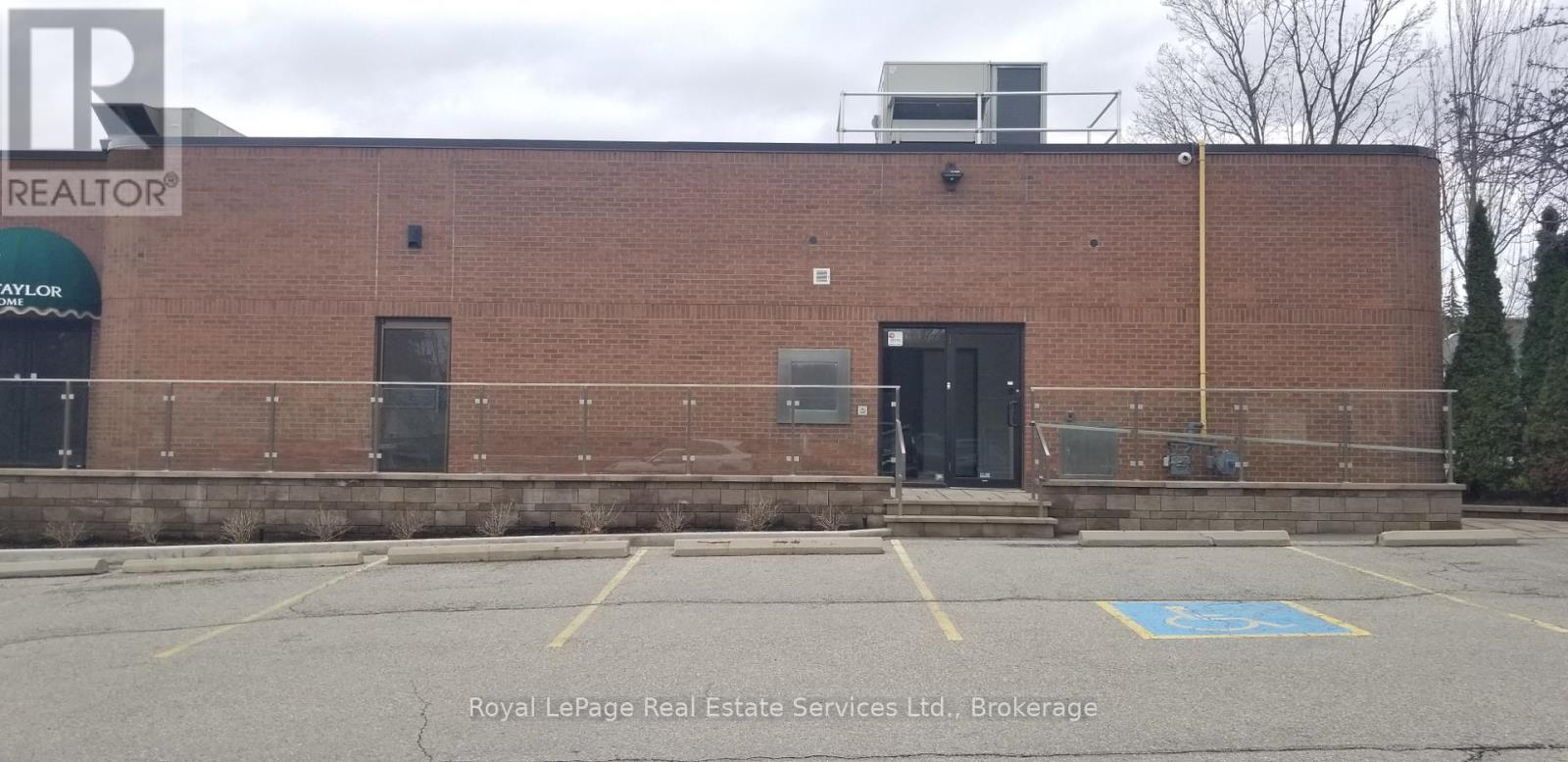 1 - 60 Lakeshore Road W, Oakville, Ontario  L6K 1E1 - Photo 1 - W12997986