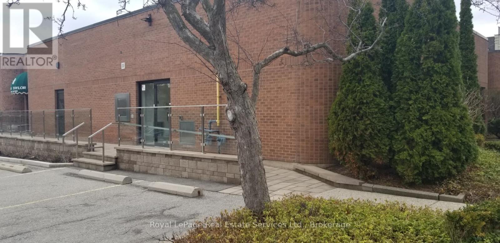 1 - 60 Lakeshore Road W, Oakville, Ontario  L6K 1E1 - Photo 2 - W12997986