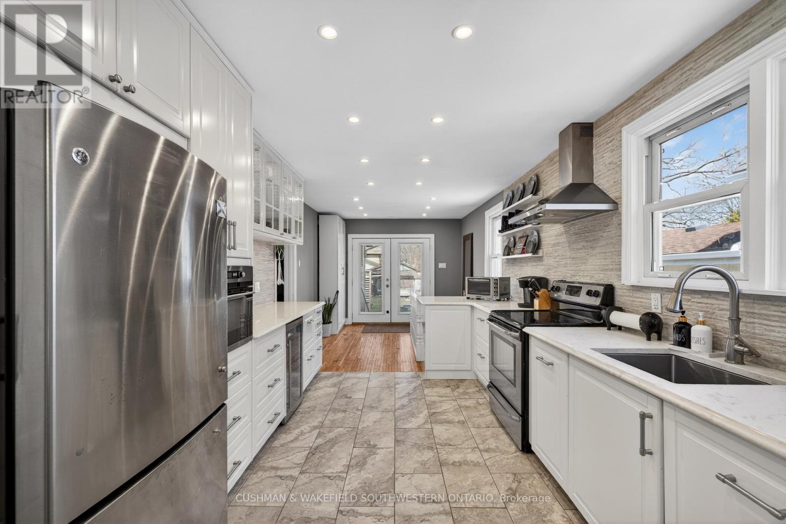 56 Thomas Janes Drive, London South, Ontario  N6C 2G9 - Photo 6 - X12998066