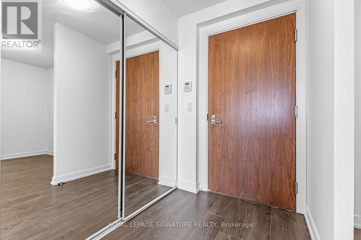 1320 - 275 Village Green Square, Toronto, Ontario  M1S 0L8 - Photo 2 - E12998034