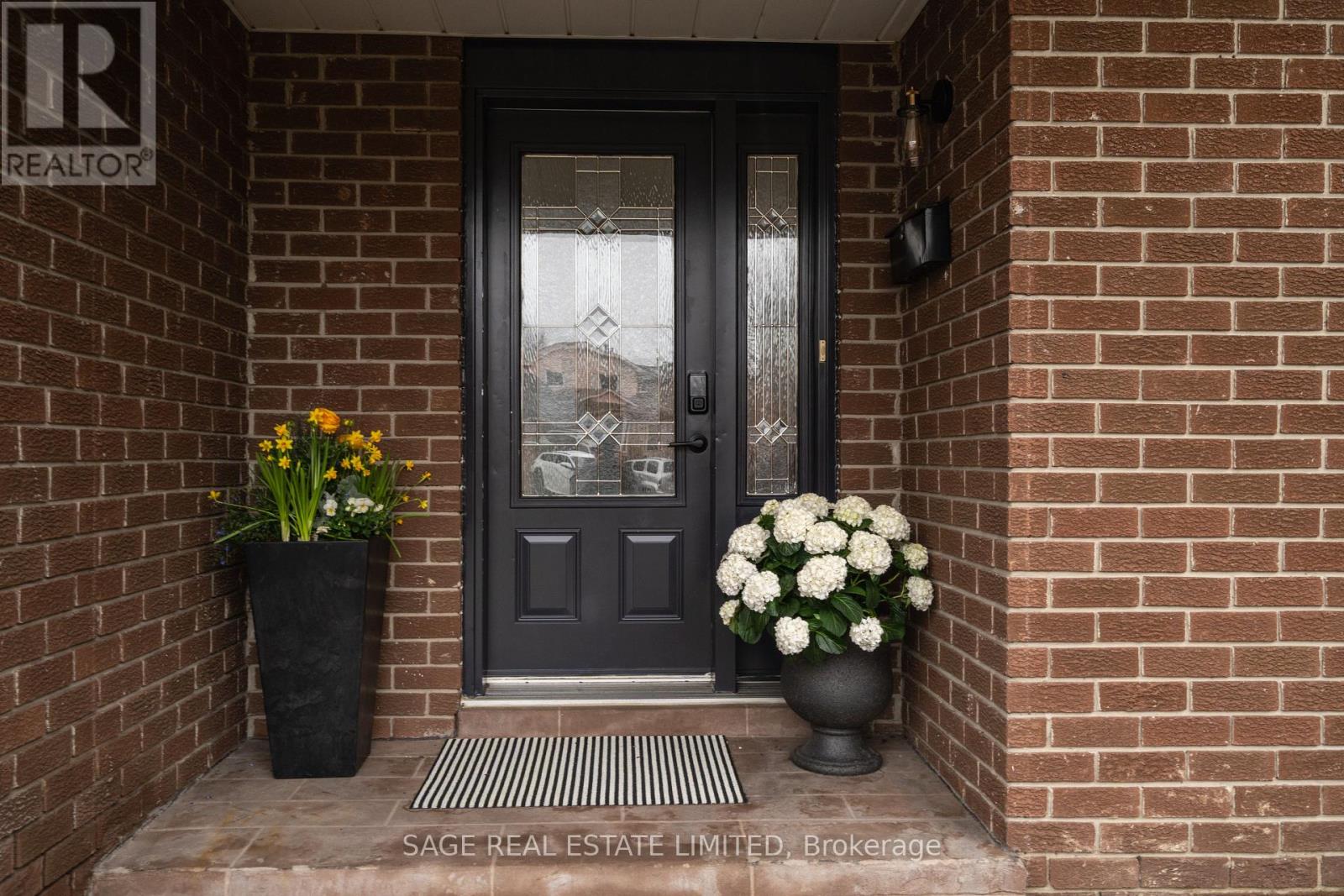 228 Yorkshire Drive, Newmarket, Ontario  L3Y 6J7 - Photo 2 - N12997870