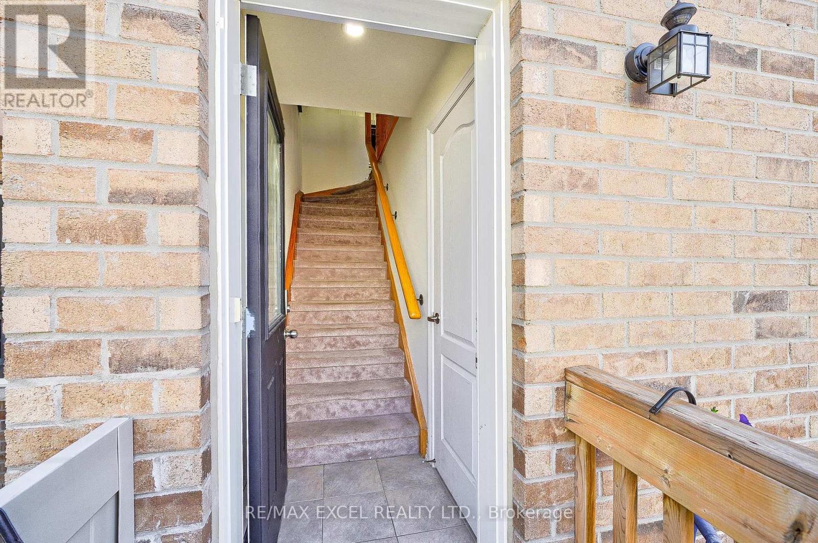 Coach - 5 Bloom Street, Markham, Ontario  L6B 0Z7 - Photo 2 - N12998076