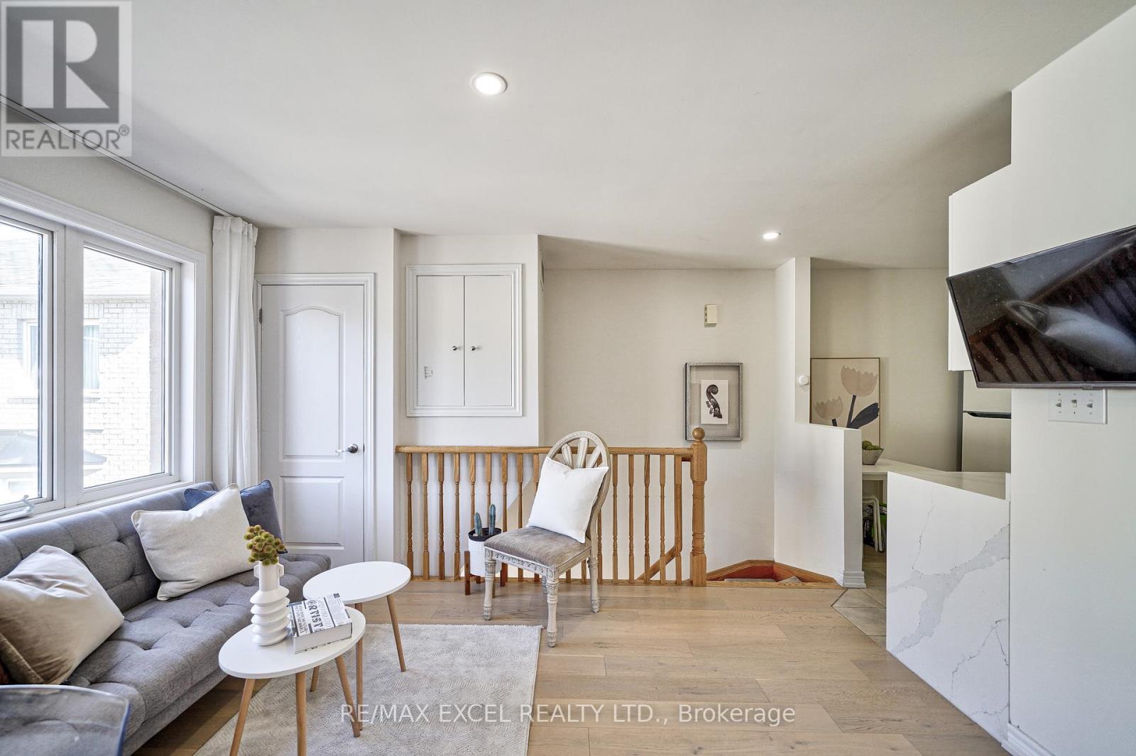 Coach - 5 Bloom Street, Markham, Ontario  L6B 0Z7 - Photo 3 - N12998076