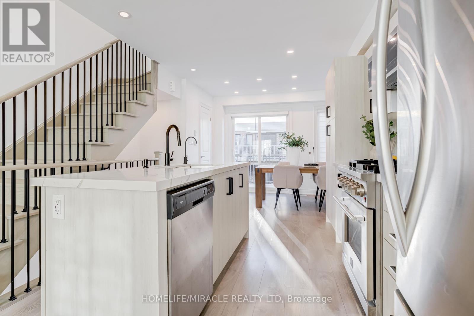 6 Pumpkin Corner Crescent, Barrie, Ontario  L9J 0T6 - Photo 16 - S12997854