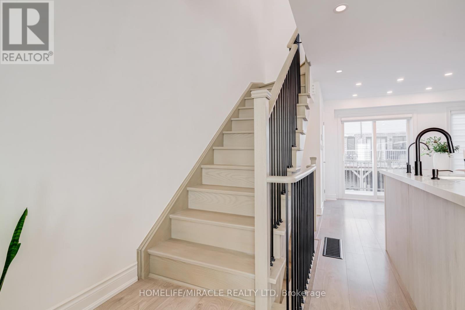 6 Pumpkin Corner Crescent, Barrie, Ontario  L9J 0T6 - Photo 29 - S12997854