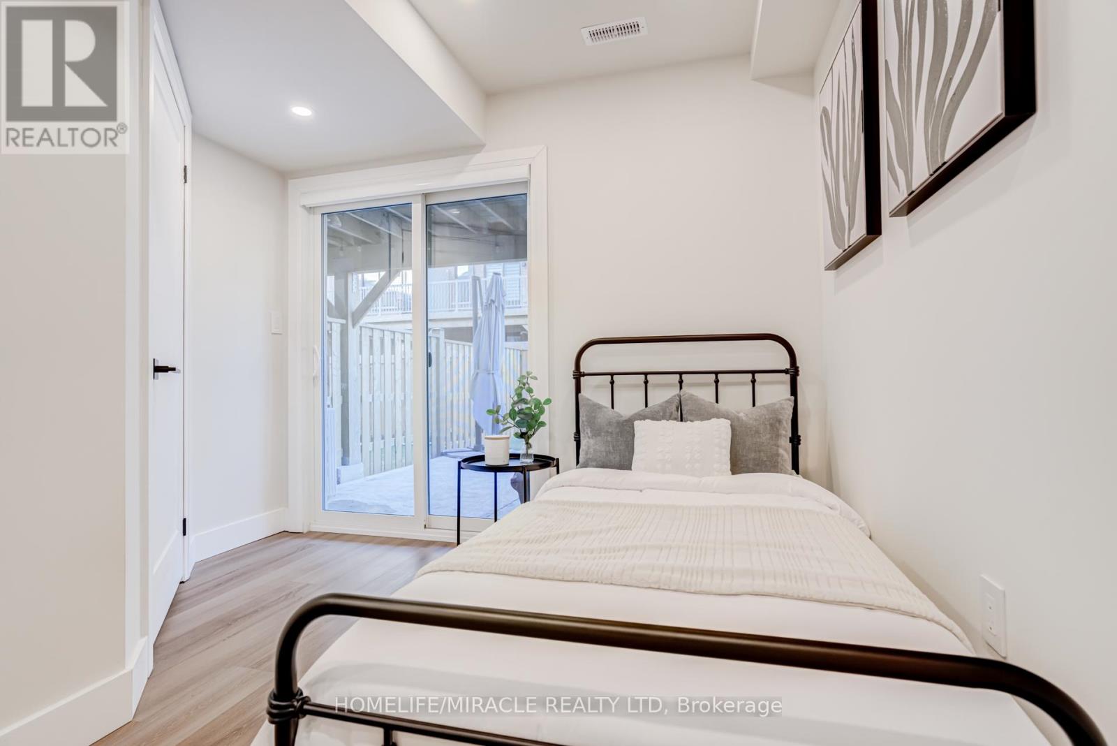 6 Pumpkin Corner Crescent, Barrie, Ontario  L9J 0T6 - Photo 9 - S12997854