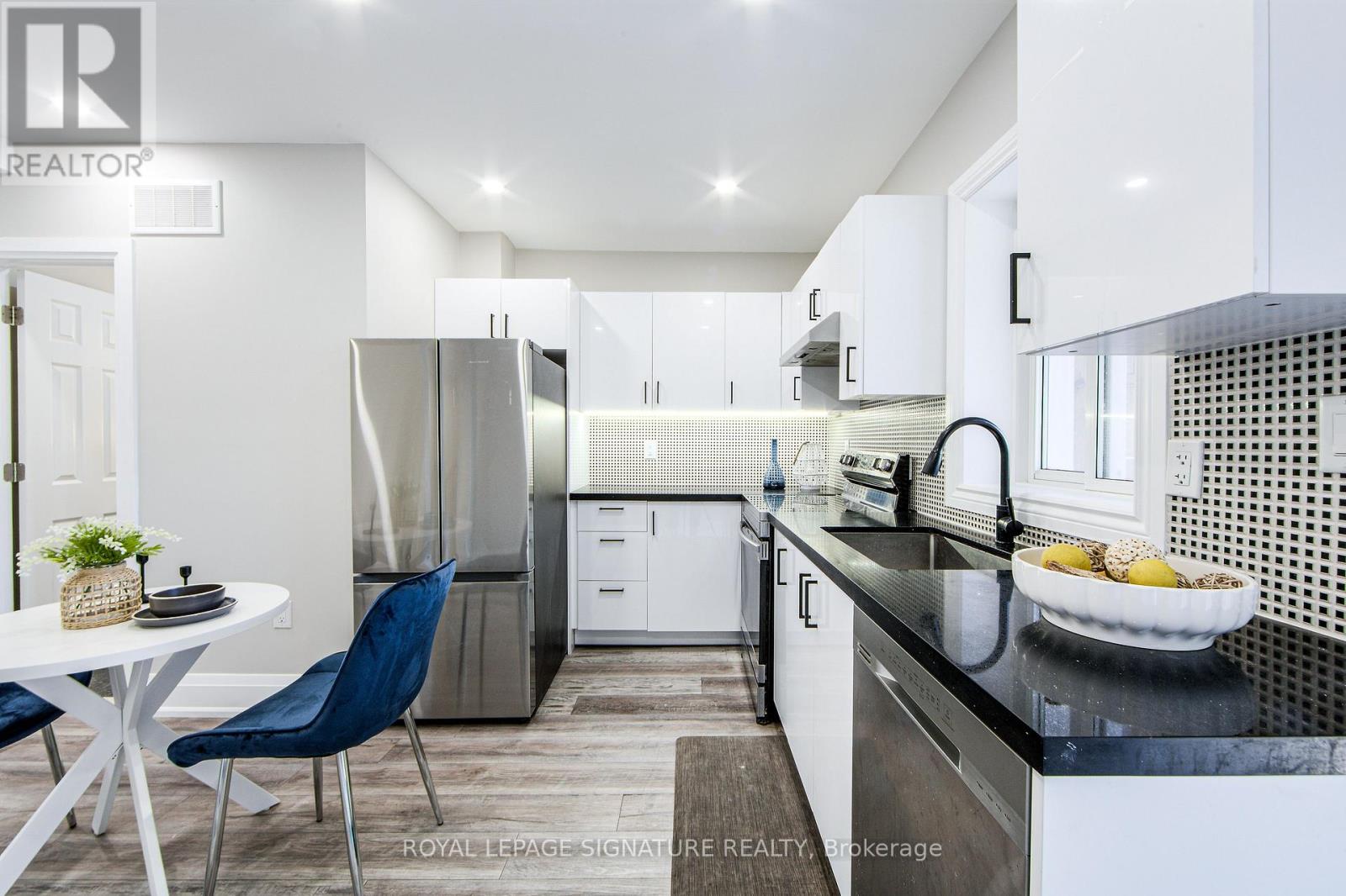 19 Schell Avenue, Toronto, Ontario  M6E 2S7 - Photo 11 - W12997840