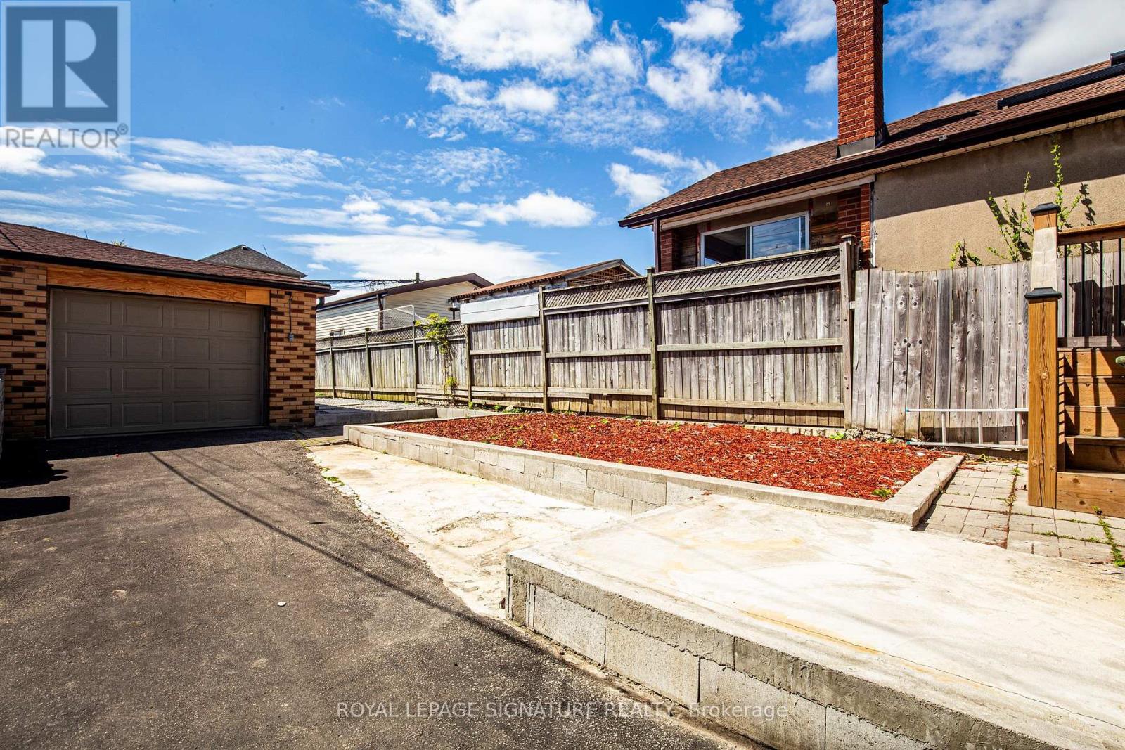 19 Schell Avenue, Toronto, Ontario  M6E 2S7 - Photo 34 - W12997840