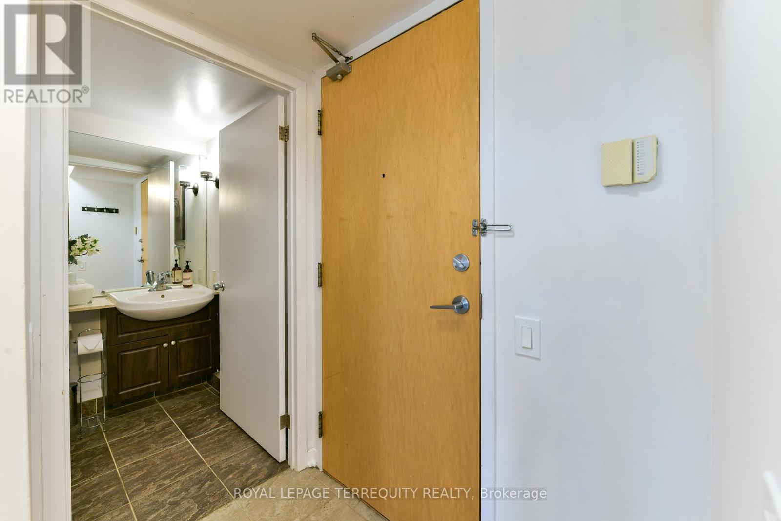 705 - 1040 The Queensway, Toronto, Ontario  M8Z 0A7 - Photo 8 - W12997978