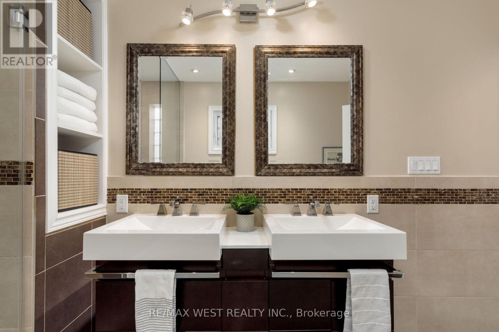 21 Harshaw Avenue, Toronto, Ontario  M6S 1X9 - Photo 15 - W12997980