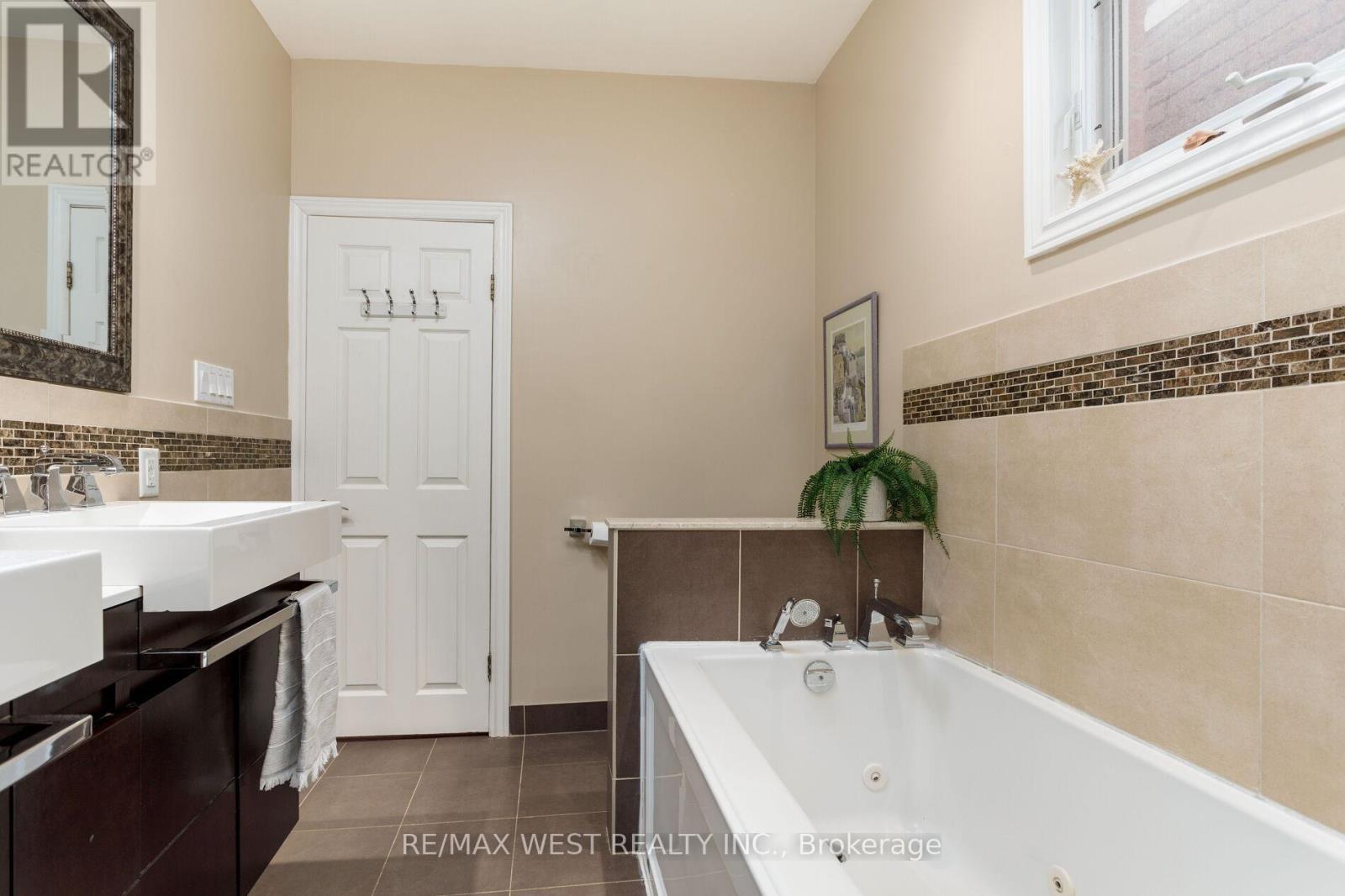 21 Harshaw Avenue, Toronto, Ontario  M6S 1X9 - Photo 16 - W12997980