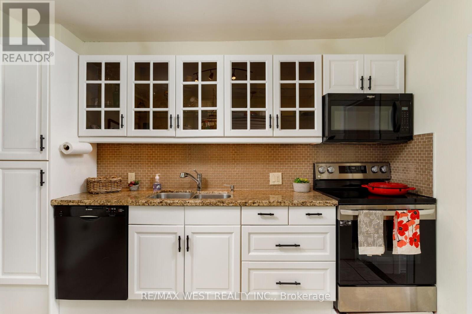 21 Harshaw Avenue, Toronto, Ontario  M6S 1X9 - Photo 19 - W12997980