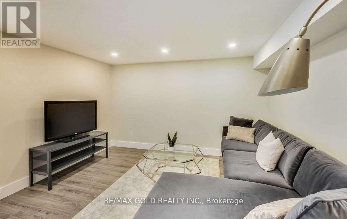 237 Weighton (Lower) Drive, Oakville, Ontario  L6K 2P9 - Photo 4 - W12997998