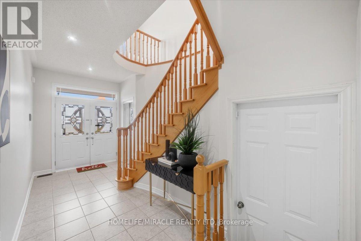 381 Queen Mary Drive, Brampton, Ontario  L7A 3T1 - Photo 4 - W12998020