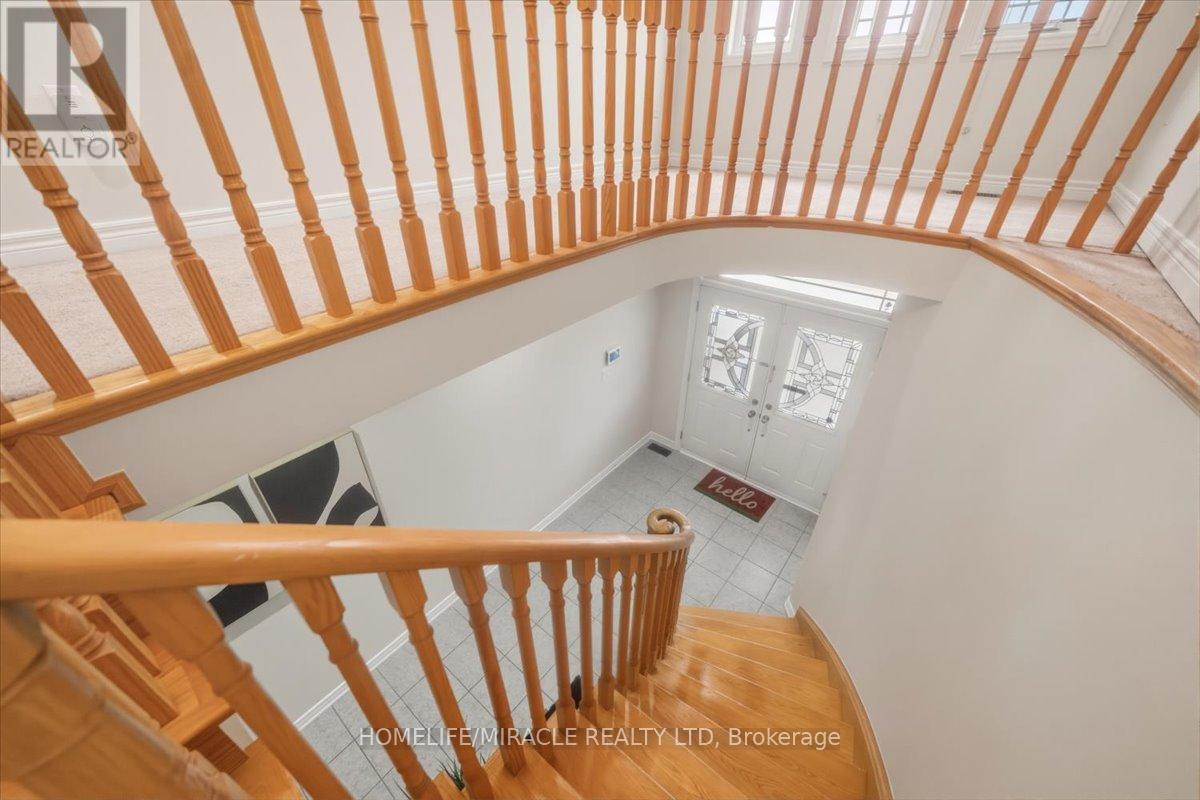 381 Queen Mary Drive, Brampton, Ontario  L7A 3T1 - Photo 5 - W12998020