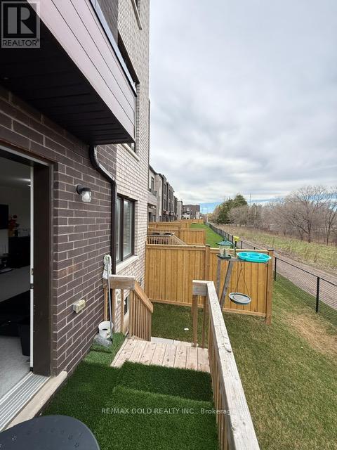 43 Queenpost Drive, Brampton, Ontario  L6Y 6L2 - Photo 15 - W12998022