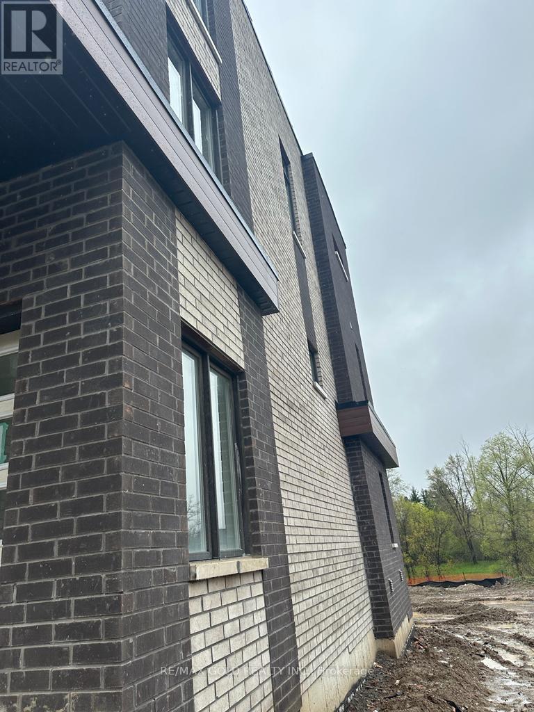 43 Queenpost Drive, Brampton, Ontario  L6Y 6L2 - Photo 2 - W12998022