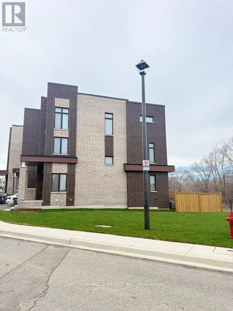 43 Queenpost Drive, Brampton, Ontario  L6Y 6L2 - Photo 3 - W12998022