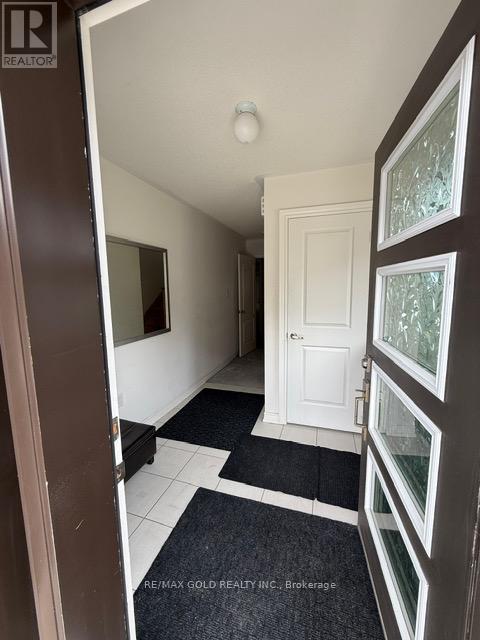 43 Queenpost Drive, Brampton, Ontario  L6Y 6L2 - Photo 7 - W12998022