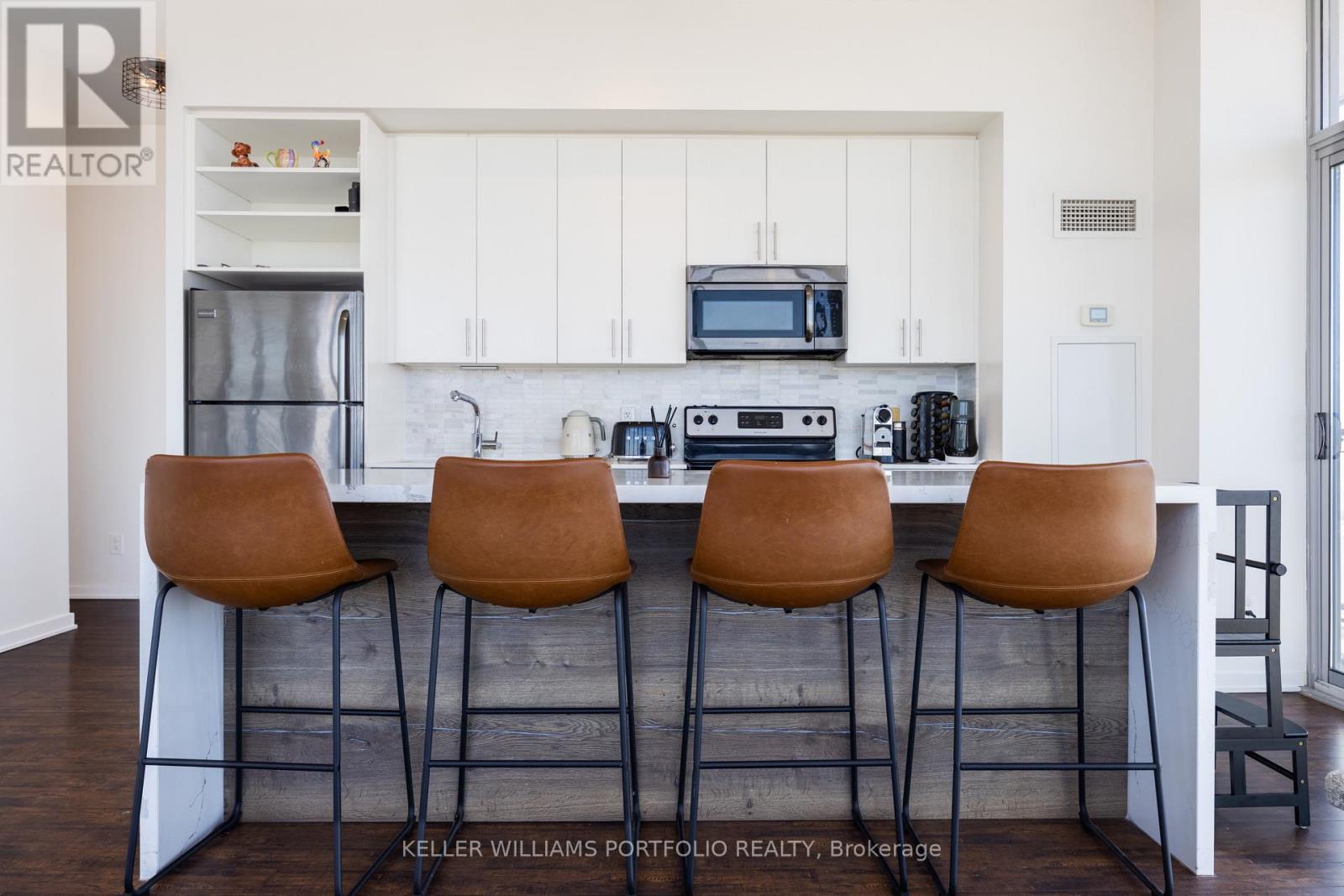 3410 - 105 The Queensway Avenue, Toronto, Ontario M6S 5B5 - Photo 10 - W12998036