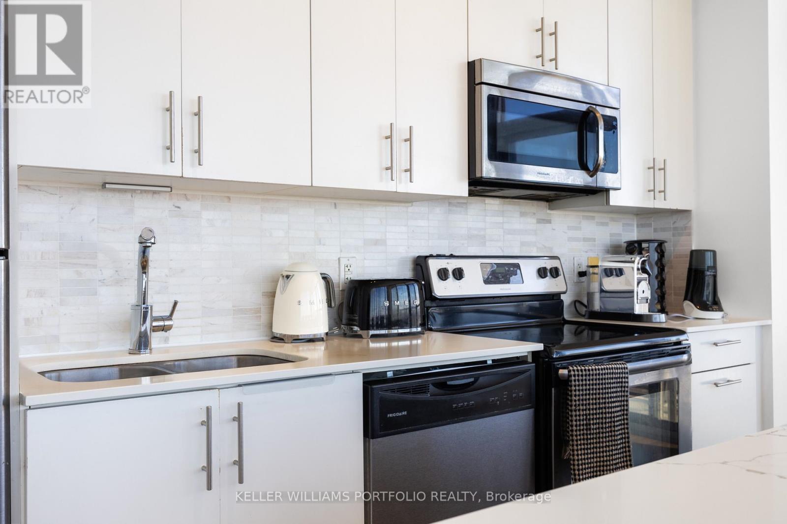 3410 - 105 The Queensway Avenue, Toronto, Ontario M6S 5B5 - Photo 13 - W12998036