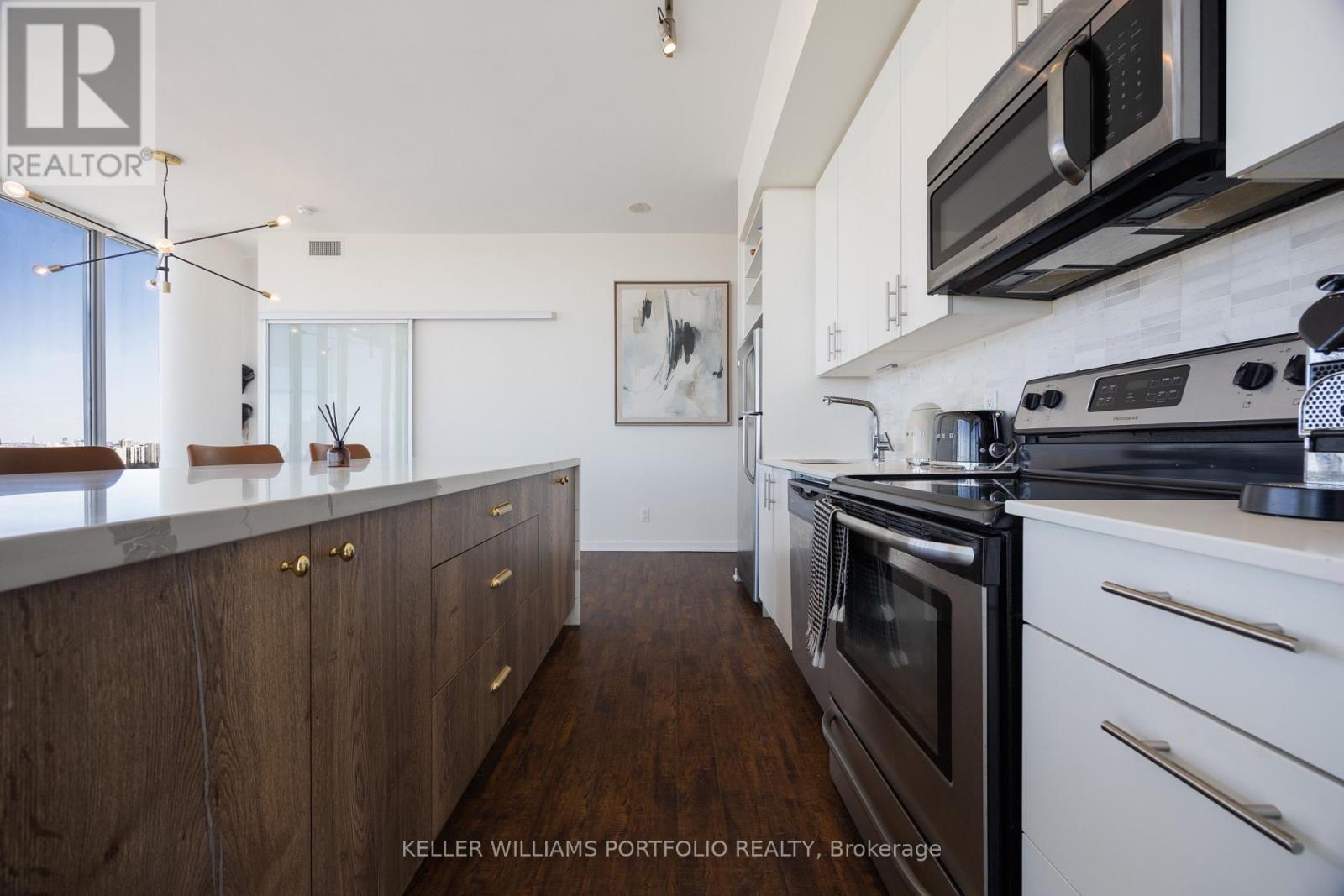 3410 - 105 The Queensway Avenue, Toronto, Ontario M6S 5B5 - Photo 15 - W12998036