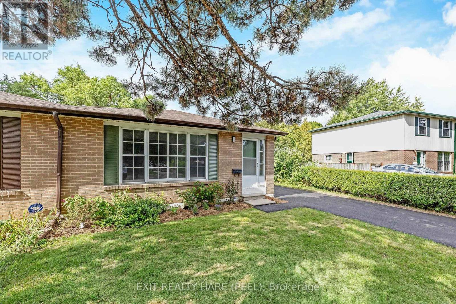 5 Garside Crescent, Brampton, Ontario  L6S 1H5 - Photo 2 - W12998050