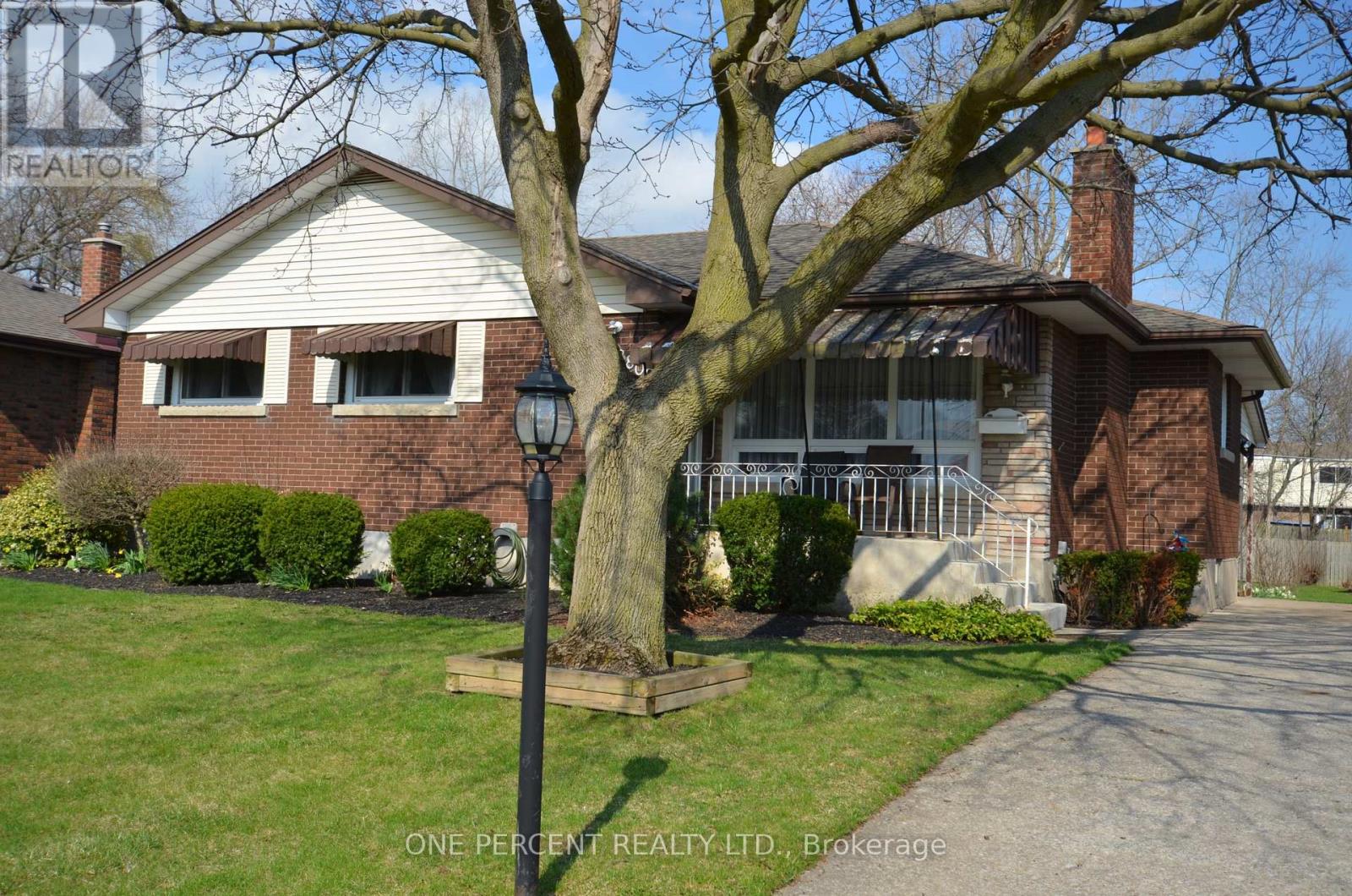 8800 CHAMPLAIN DRIVE, Niagara Falls, Ontario