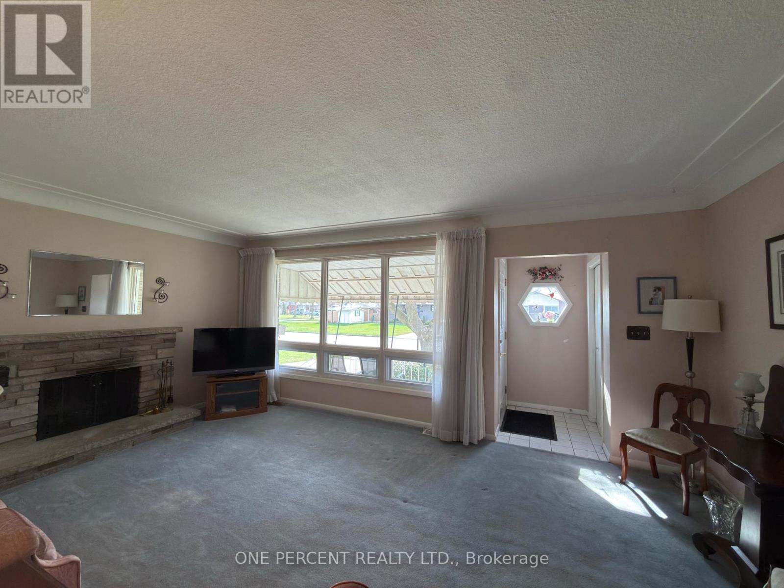 8800 Champlain Drive, Niagara Falls, Ontario  L2G 6Y6 - Photo 2 - X12998106