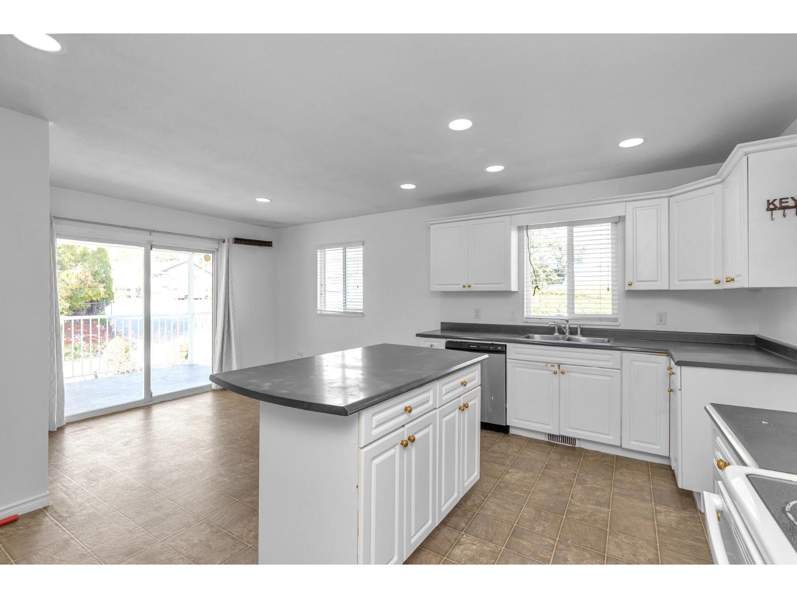 8067 Cedar Street, Mission, British Columbia  V2V 3N2 - Photo 13 - R3110597