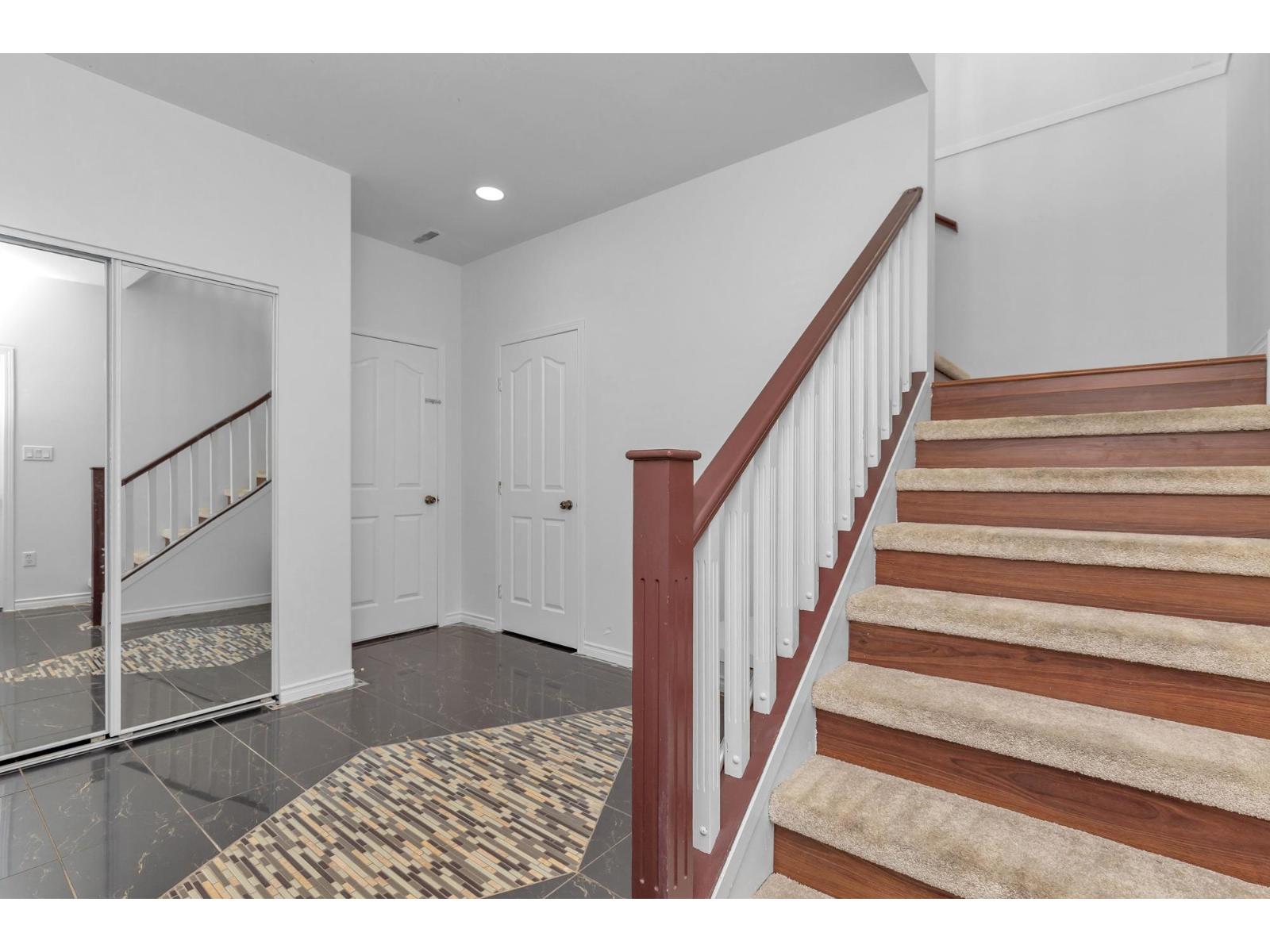 8067 Cedar Street, Mission, British Columbia  V2V 3N2 - Photo 5 - R3110597