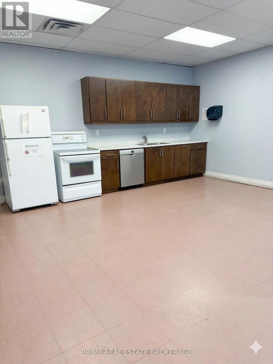 159 Stronach Crescent, London East, Ontario  N5V 3G5 - Photo 6 - X12392837