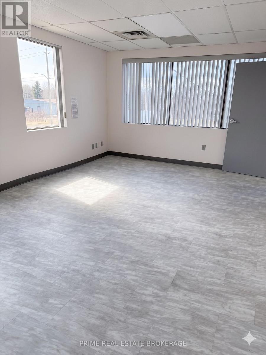 159 Stronach Crescent, London East, Ontario  N5V 3G5 - Photo 4 - X12392837