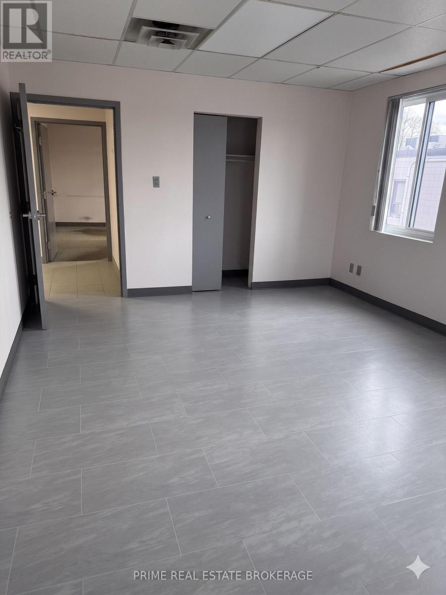 159 Stronach Crescent, London East, Ontario  N5V 3G5 - Photo 5 - X12392837