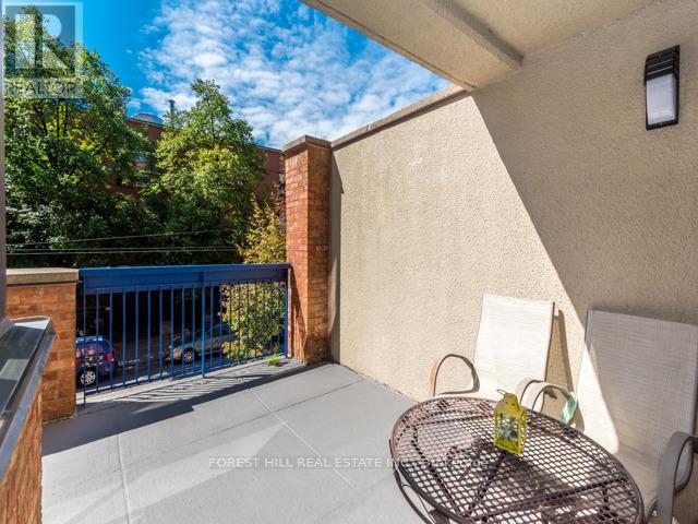 202 - 105 MCCAUL STREET Toronto (Kensington-Chinatown), ON M5T 2X4