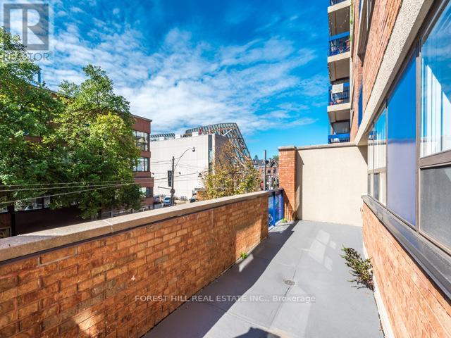 202 - 105 MCCAUL STREET Toronto (Kensington-Chinatown), ON M5T 2X4