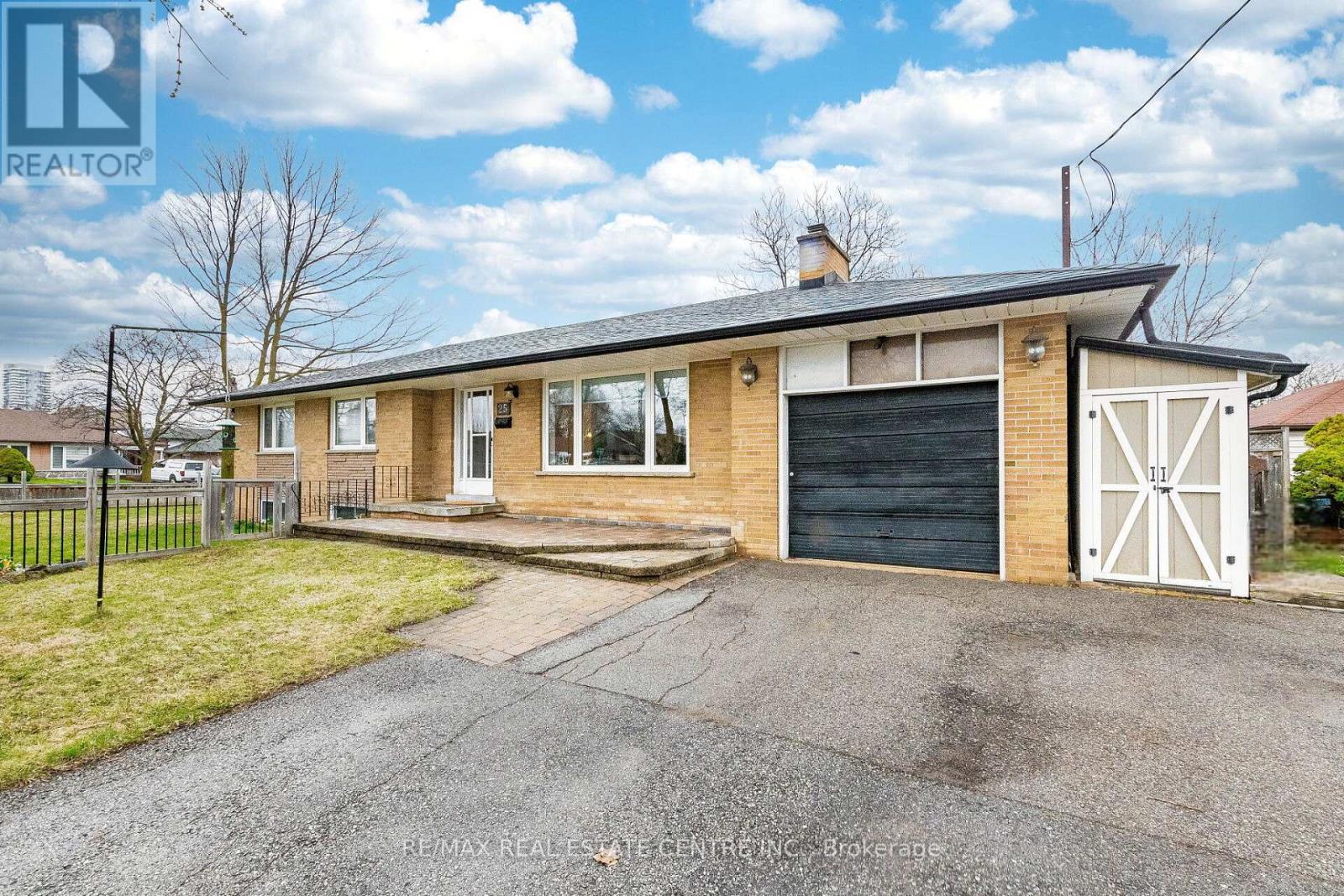 25 Lesbury Avenue, Brampton, Ontario  L6W 3A2 - Photo 1 - W12998136