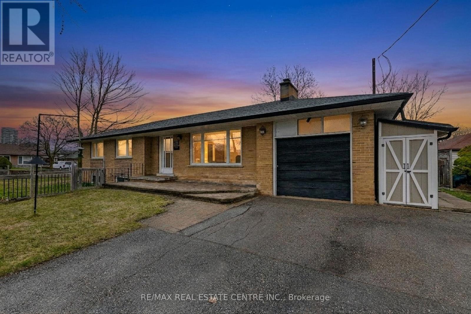 25 Lesbury Avenue, Brampton, Ontario  L6W 3A2 - Photo 2 - W12998136