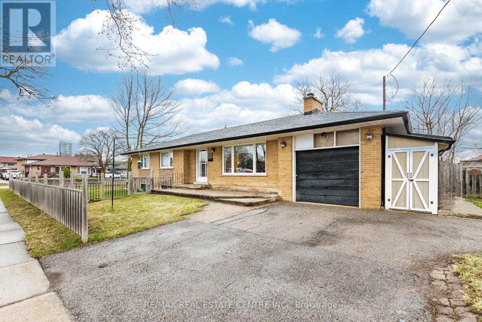 25 Lesbury Avenue, Brampton, Ontario  L6W 3A2 - Photo 3 - W12998136