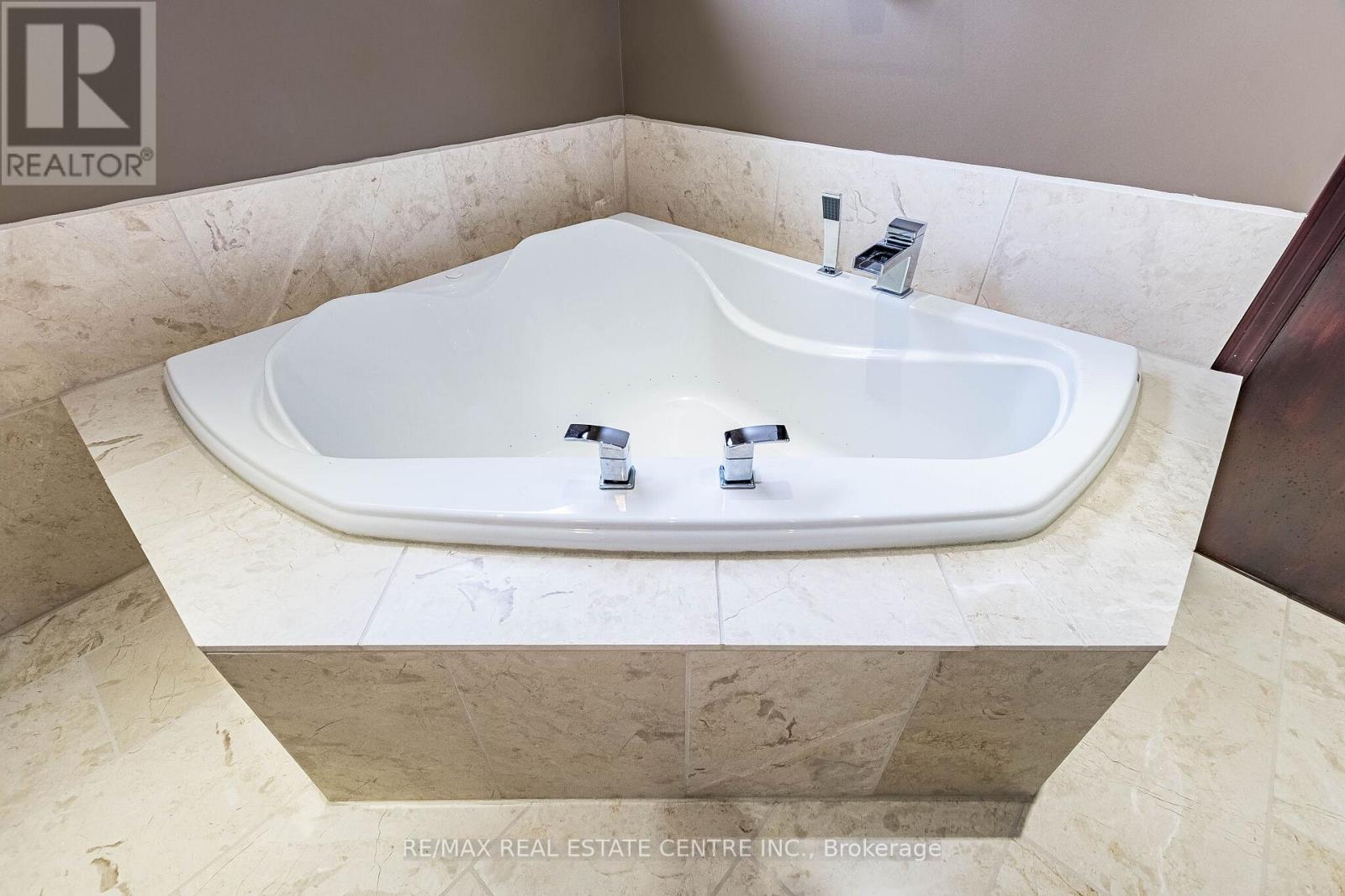 25 Lesbury Avenue, Brampton, Ontario  L6W 3A2 - Photo 40 - W12998136