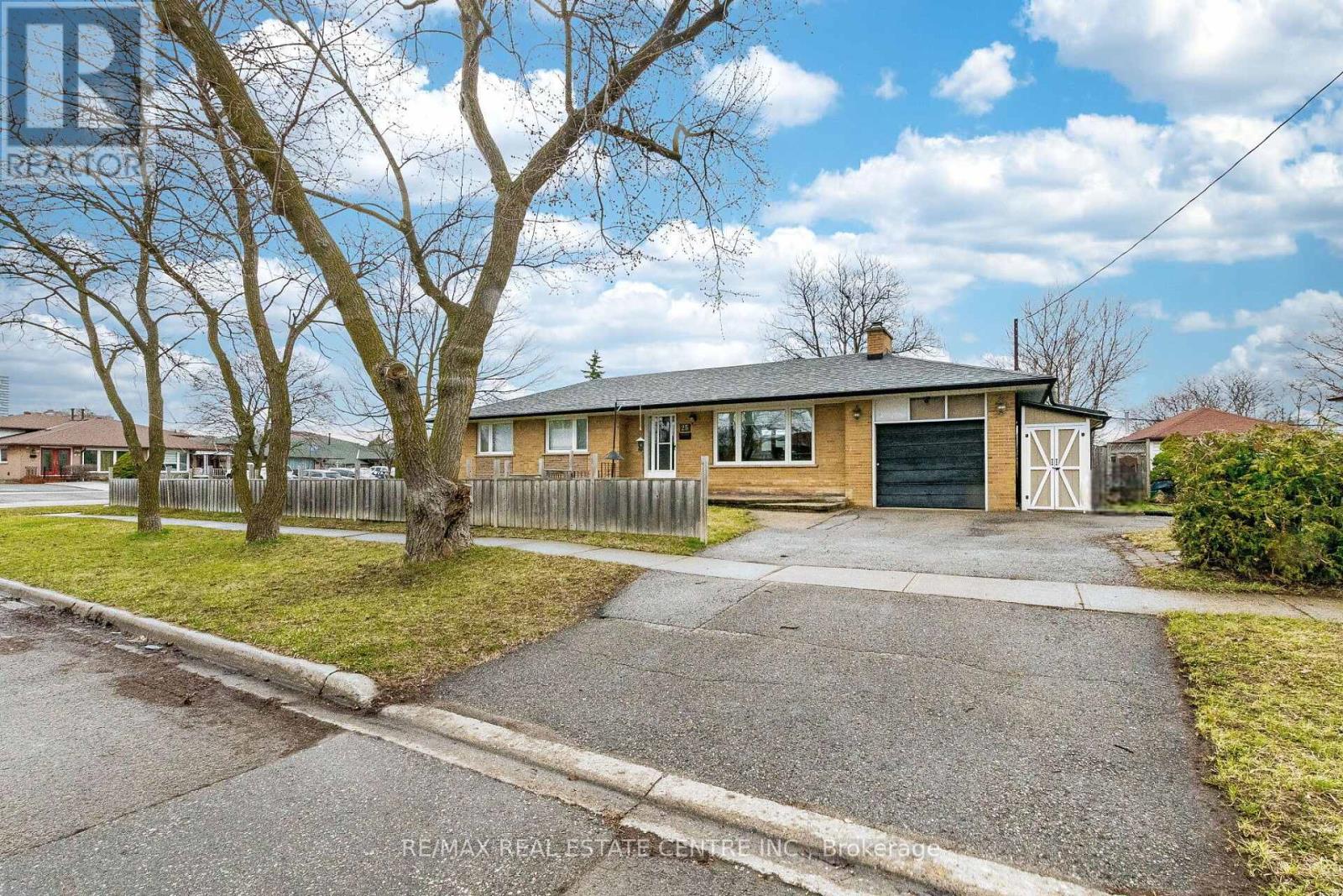 25 Lesbury Avenue, Brampton, Ontario  L6W 3A2 - Photo 5 - W12998136