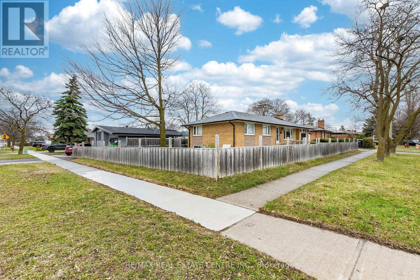 25 Lesbury Avenue, Brampton, Ontario  L6W 3A2 - Photo 7 - W12998136