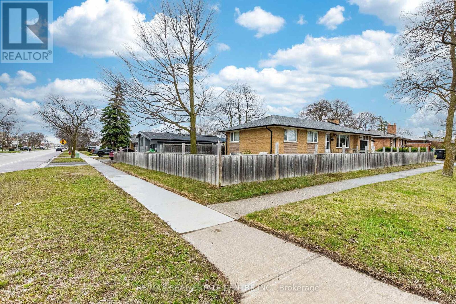 25 Lesbury Avenue, Brampton, Ontario  L6W 3A2 - Photo 8 - W12998136