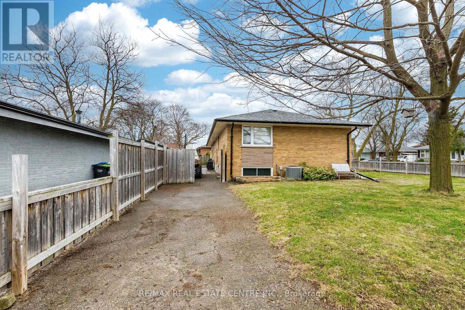 25 Lesbury Avenue, Brampton, Ontario  L6W 3A2 - Photo 9 - W12998136